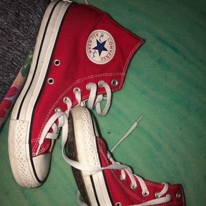 red high top converse!! ❤️
